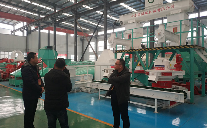 在秸稈顆粒機生產(chǎn)線展品前交談 在秸稈顆粒機生產(chǎn)線展品前交談