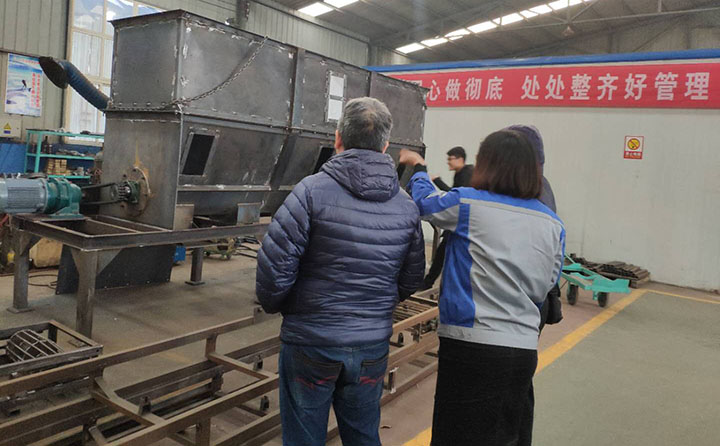 客戶參觀木屑顆粒機(jī)加工車間 客戶參觀木屑顆粒機(jī)加工車間