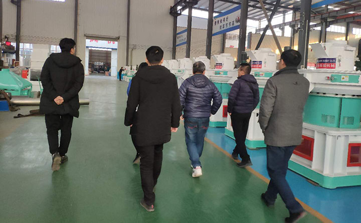 客戶參觀金格瑞顆粒機(jī)展廳 客戶參觀金格瑞顆粒機(jī)展廳