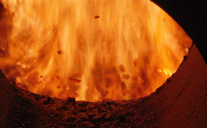 燃燒中的煙稈顆粒成為生物質能源的一種 燃燒中的煙稈顆粒成為生物質能源的一種