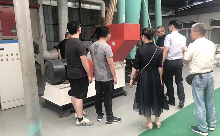 考察團對試機區(qū)進行參觀 考察團對試機區(qū)進行參觀