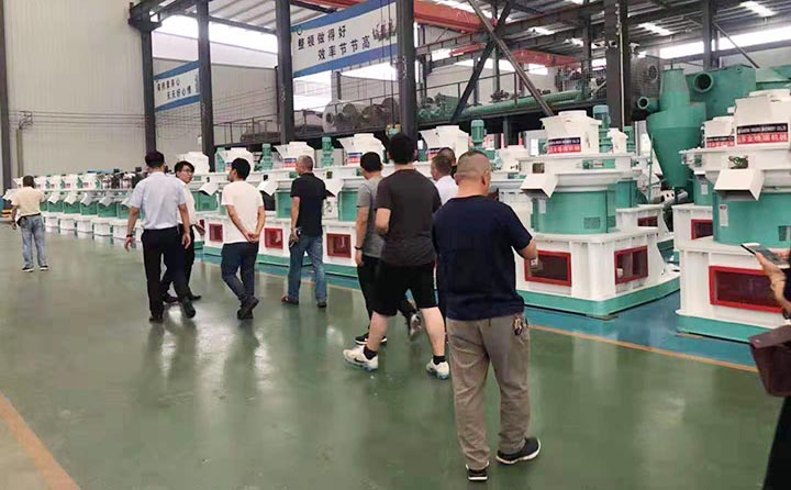 客戶對生物質(zhì)顆粒機展廳進行參觀 客戶對生物質(zhì)顆粒機展廳進行參觀