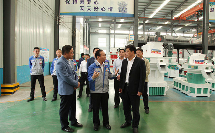 公司領導向韓區長匯報工作 公司領導向韓區長匯報工作