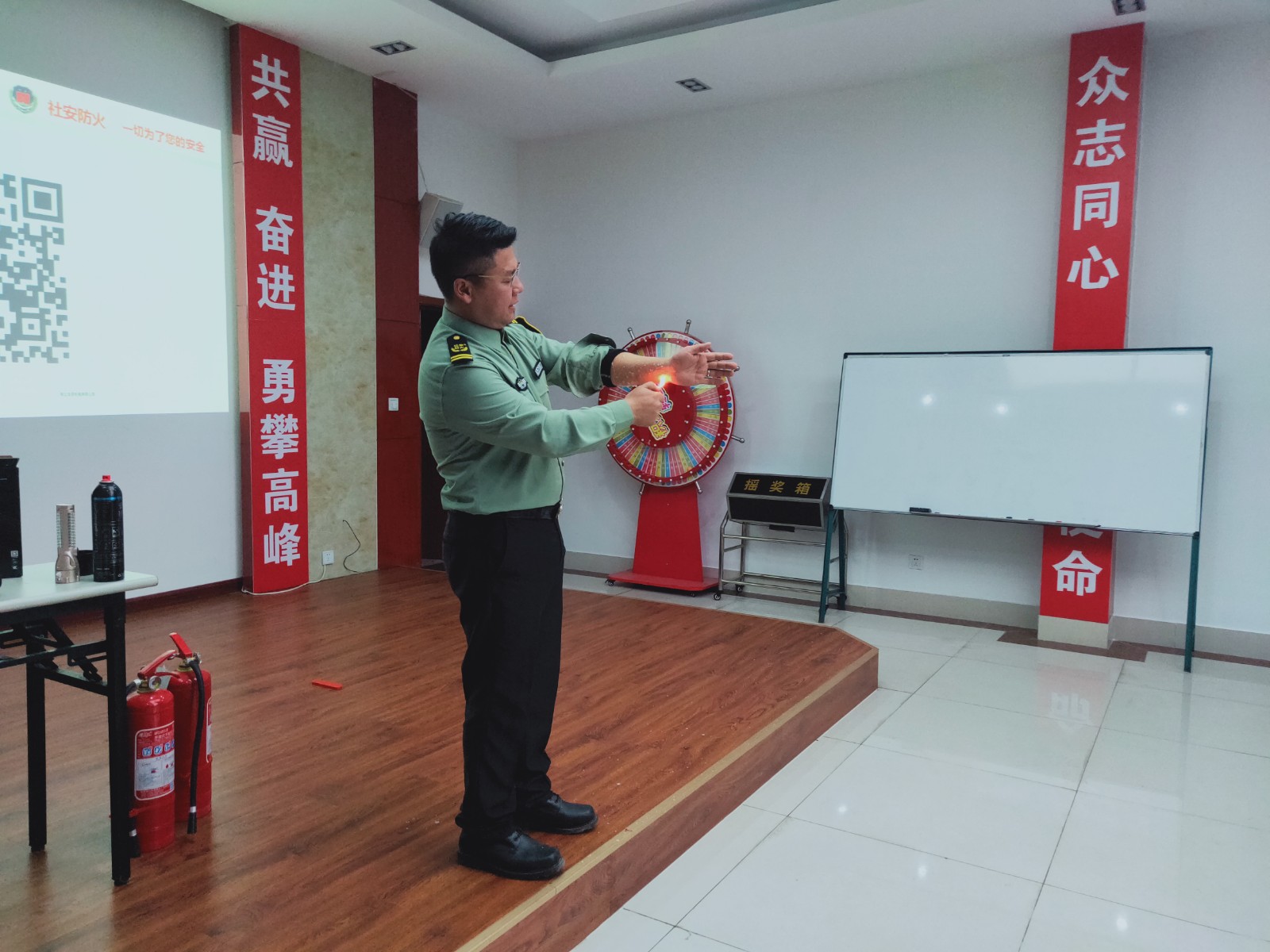 宋教官分析火災發生的原因和危害.jpg 宋教官分析火災發生的原因和危害.jpg