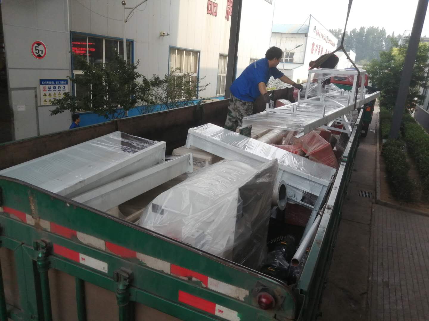 裝車工作有條不紊進(jìn)行 裝車工作有條不紊進(jìn)行