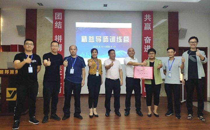 老師為山東金格瑞表現(xiàn)突出的隊伍頒發(fā)榮譽證書.jpg 老師為山東金格瑞表現(xiàn)突出的隊伍頒發(fā)榮譽證書.jpg