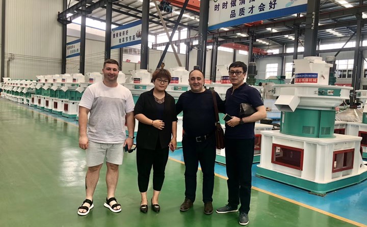 俄羅斯客戶考察山東金格瑞顆粒機(jī).jpg 俄羅斯客戶考察山東金格瑞顆粒機(jī).jpg