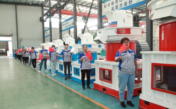 在顆粒機展廳歌唱祖國.jpg 在顆粒機展廳歌唱祖國.jpg