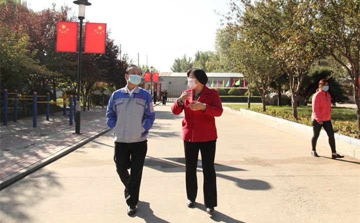 山東金格瑞董事長(zhǎng)景奉國(guó)向敬老院負(fù)責(zé)人詢問(wèn)老人情況.jpg 山東金格瑞董事長(zhǎng)景奉國(guó)向敬老院負(fù)責(zé)人詢問(wèn)老人情況.jpg