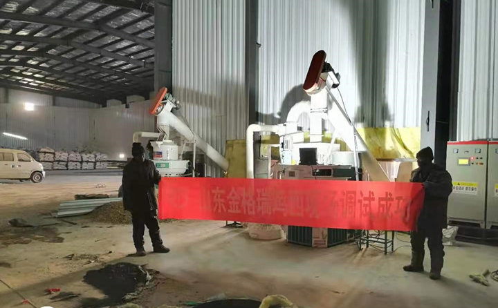 雞西木屑顆粒機(jī)調(diào)試現(xiàn)場(chǎng).jpg 雞西木屑顆粒機(jī)調(diào)試現(xiàn)場(chǎng).jpg