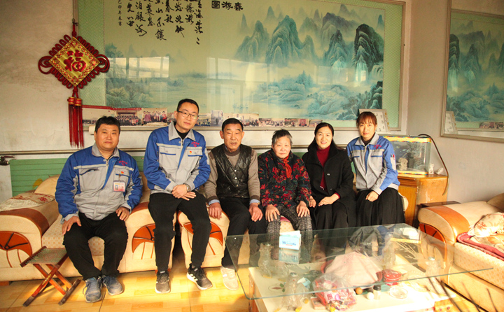 山東金格瑞慰問困難職工.JPG 山東金格瑞慰問困難職工.JPG