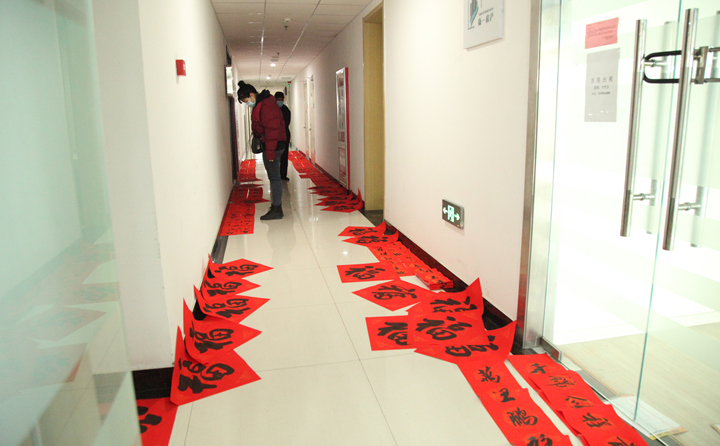 福字堆滿地.JPG 福字堆滿地.JPG