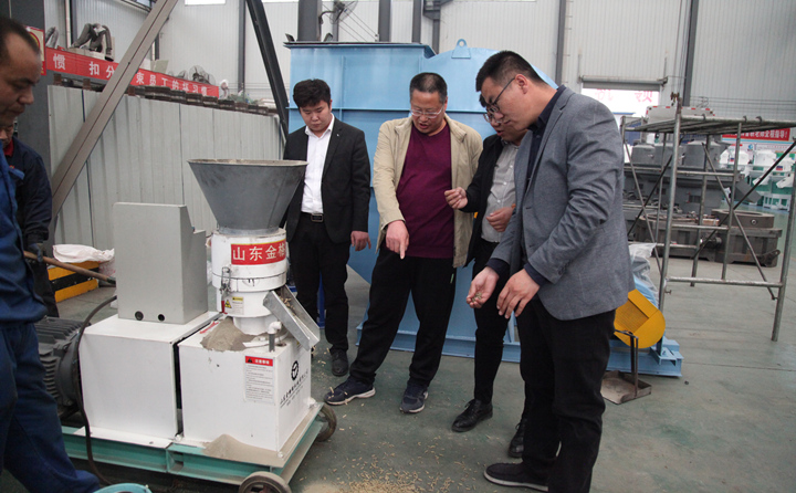 威海兩客戶(hù)前來(lái)山東金格瑞考察飼料顆粒機(jī)，現(xiàn)場(chǎng)試機(jī).jpg