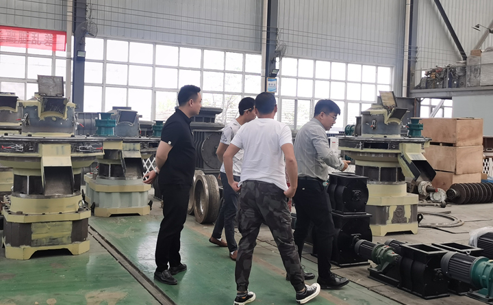 客戶考察木屑制粒機生產線設備.jpg 客戶考察木屑制粒機生產線設備.jpg