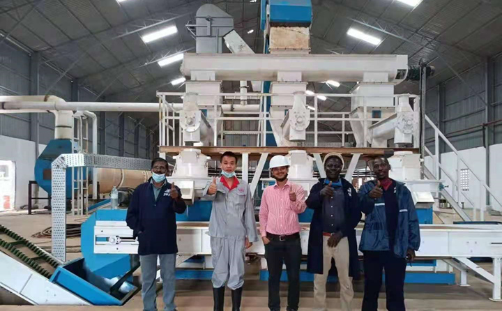 烏干達木屑制粒機調試成功.jpg 烏干達木屑制粒機調試成功.jpg