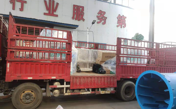 木屑制粒機(jī)裝車中.jpg 木屑制粒機(jī)裝車中.jpg