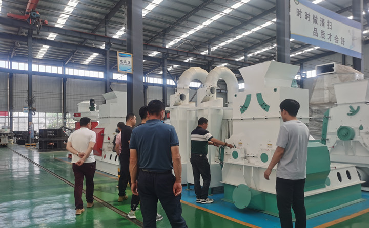 山東金格瑞就迎來了一批特殊的團隊---大型木屑顆粒機考察團.jpg 山東金格瑞就迎來了一批特殊的團隊---大型木屑顆粒機考察團.jpg