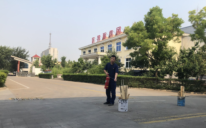 教官重點(diǎn)對(duì)消防法律法規(guī)、防火常識(shí)、逃生自救、滅火器的使用方法以及發(fā)生火災(zāi)時(shí)如何報(bào)火警、如何撲救初期火災(zāi)等消防常識(shí)進(jìn)行了詳細(xì)的講解。 教官重點(diǎn)對(duì)消防法律法規(guī)、防火常識(shí)、逃生自救、滅火器的使用方法以及發(fā)生火災(zāi)時(shí)如何報(bào)火警、如何撲救初期火災(zāi)等消防常識(shí)進(jìn)行了詳細(xì)的講解。