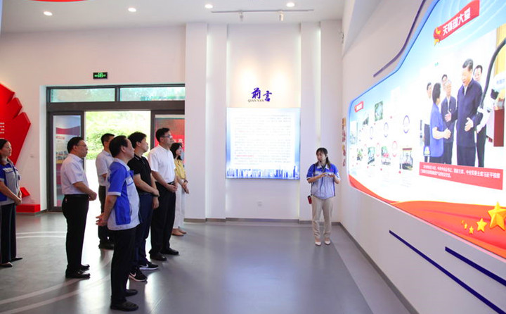 集團(tuán)工會(huì)副主席雷廣妮向全國(guó)總工會(huì)領(lǐng)導(dǎo)介紹了公司的發(fā)展情況 集團(tuán)工會(huì)副主席雷廣妮向全國(guó)總工會(huì)領(lǐng)導(dǎo)介紹了公司的發(fā)展情況