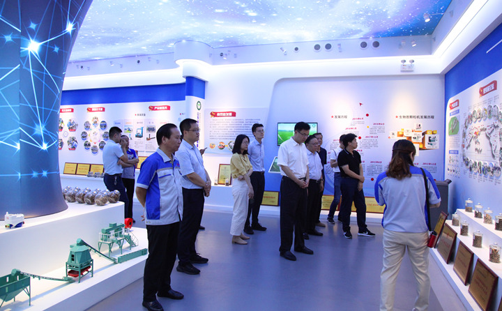 山東金格瑞機(jī)械有限公司,是一家專(zhuān)業(yè)從事生物質(zhì)燃料顆粒設(shè)備,有機(jī)肥顆粒設(shè)備飼料設(shè)備的生產(chǎn)廠家.JPG 山東金格瑞機(jī)械有限公司,是一家專(zhuān)業(yè)從事生物質(zhì)燃料顆粒設(shè)備,有機(jī)肥顆粒設(shè)備飼料設(shè)備的生產(chǎn)廠家.JPG