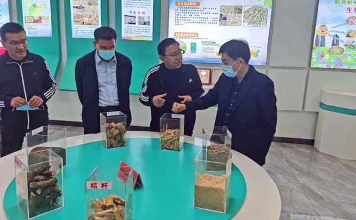 郝吉虎深入了解木屑造粒機生產線工作情況和顆粒機加工的生物質原料的收、儲、運和產品的生產、銷售、運輸等環節