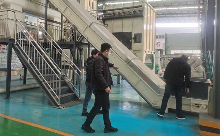 木屑造粒機生產線的上料設備.jpg 木屑造粒機生產線的上料設備.jpg