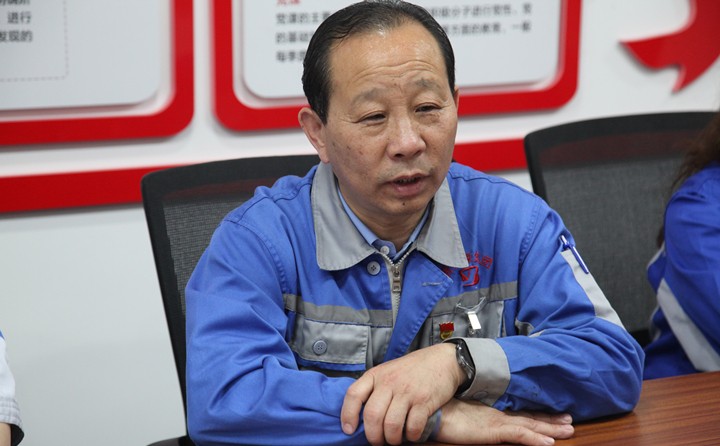 景奉全書記表示,錦旗代表著社區和群眾對我們參與疫情防控工作的認可,也代表著一份責任和激勵。今后,我們會與街道、社區攜手,抓實抓細常態化疫情防控工作及社區志愿服務活動,爭做社區“好幫手”、群眾“貼心人”,用實際行動筑牢疫情防控防線,切實守護人民群眾健康安全.JPG 景奉全書記表示,錦旗代表著社區和群眾對我們參與疫情防控工作的認可,也代表著一份責任和激勵。今后,我們會與街道、社區攜手,抓實抓細常態化疫情防控工作及社區志愿服務活動,爭做社區“好幫手”、群眾“貼心人”,用實際行動筑牢疫情防控防線,切實守護人民群眾健康安全.JPG