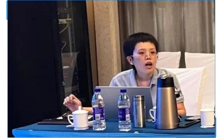 會議開始,辦公室主任李昌鳳公布銷售數據。在疫情形勢相當嚴峻的情況下,十一的銷售額對比去年同期仍有很大的進步。李主任表示疫情,既是考驗,也是危機,各部門需要通力配合,團隊協作,為完成今年既定銷售額而竭盡全力。.jpg 會議開始,辦公室主任李昌鳳公布銷售數據。在疫情形勢相當嚴峻的情況下,十一的銷售額對比去年同期仍有很大的進步。李主任表示疫情,既是考驗,也是危機,各部門需要通力配合,團隊協作,為完成今年既定銷售額而竭盡全力。.jpg