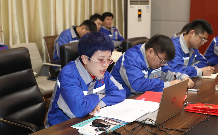 李主任對(duì)2023年度營銷激勵(lì)措施進(jìn)行宣貫,并動(dòng)員全體員工要以飽滿的熱情投入到營銷工作中去,全力以赴,奮勇爭(zhēng)先。.jpg 李主任對(duì)2023年度營銷激勵(lì)措施進(jìn)行宣貫,并動(dòng)員全體員工要以飽滿的熱情投入到營銷工作中去,全力以赴,奮勇爭(zhēng)先。.jpg