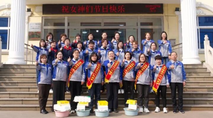 活動在一片歡聲笑語中進行,每一位女神都收到了公司準備的愛心玫瑰和禮物。.jpg 活動在一片歡聲笑語中進行,每一位女神都收到了公司準備的愛心玫瑰和禮物。.jpg