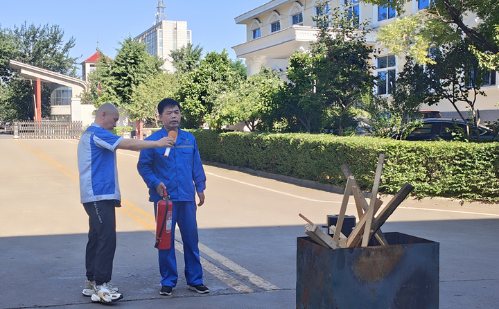 安全負責人重點對消防法律法規、防火常識、逃生自救、滅火器的使用方法以及發生火災時如何報火警、如何撲救初期火災等消防常識進行了詳細的講解.jpg 安全負責人重點對消防法律法規、防火常識、逃生自救、滅火器的使用方法以及發生火災時如何報火警、如何撲救初期火災等消防常識進行了詳細的講解.jpg