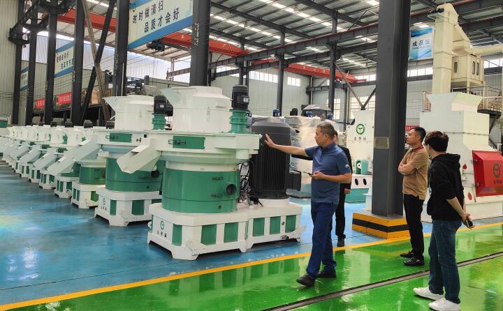 越南客戶考察顆粒機(jī)生產(chǎn)線設(shè)備.jpg 越南客戶考察顆粒機(jī)生產(chǎn)線設(shè)備.jpg