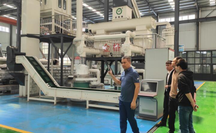 越南客戶考察顆粒機(jī)生產(chǎn)線設(shè)備.jpg 越南客戶考察顆粒機(jī)生產(chǎn)線設(shè)備.jpg