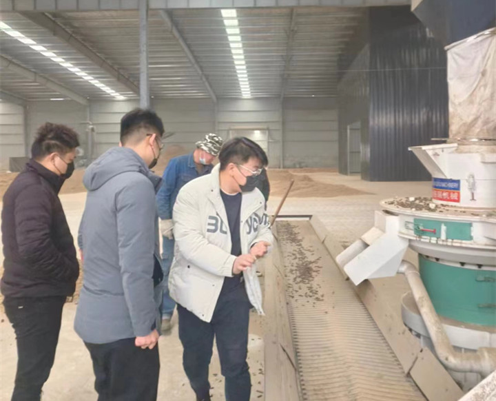 在顆粒機生產(chǎn)線制粒現(xiàn)場,回訪團隊與客戶實地查看設(shè)備運行情況,對運行中出現(xiàn)過的一些情況進行現(xiàn)場答疑和討論交流。最后,客戶對本次回訪工作給予肯定,雙方希望后續(xù)能有更多面對面交流的機會。.jpg 在顆粒機生產(chǎn)線制粒現(xiàn)場,回訪團隊與客戶實地查看設(shè)備運行情況,對運行中出現(xiàn)過的一些情況進行現(xiàn)場答疑和討論交流。最后,客戶對本次回訪工作給予肯定,雙方希望后續(xù)能有更多面對面交流的機會。.jpg