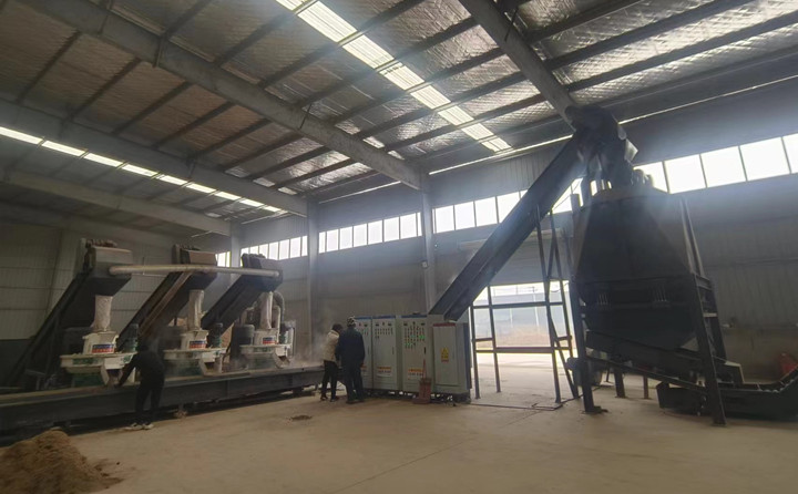 在顆粒機生產(chǎn)線制粒現(xiàn)場,回訪團隊與客戶實地查看設(shè)備運行情況,對運行中出現(xiàn)過的一些情況進行現(xiàn)場答疑和討論交流。最后,客戶對本次回訪工作給予肯定,雙方希望后續(xù)能有更多面對面交流的機會。.jpg 在顆粒機生產(chǎn)線制粒現(xiàn)場,回訪團隊與客戶實地查看設(shè)備運行情況,對運行中出現(xiàn)過的一些情況進行現(xiàn)場答疑和討論交流。最后,客戶對本次回訪工作給予肯定,雙方希望后續(xù)能有更多面對面交流的機會。.jpg