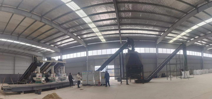 在顆粒機生產(chǎn)線制粒現(xiàn)場,回訪團隊與客戶實地查看設(shè)備運行情況,對運行中出現(xiàn)過的一些情況進行現(xiàn)場答疑和討論交流。最后,客戶對本次回訪工作給予肯定,雙方希望后續(xù)能有更多面對面交流的機會。.jpg 在顆粒機生產(chǎn)線制粒現(xiàn)場,回訪團隊與客戶實地查看設(shè)備運行情況,對運行中出現(xiàn)過的一些情況進行現(xiàn)場答疑和討論交流。最后,客戶對本次回訪工作給予肯定,雙方希望后續(xù)能有更多面對面交流的機會。.jpg