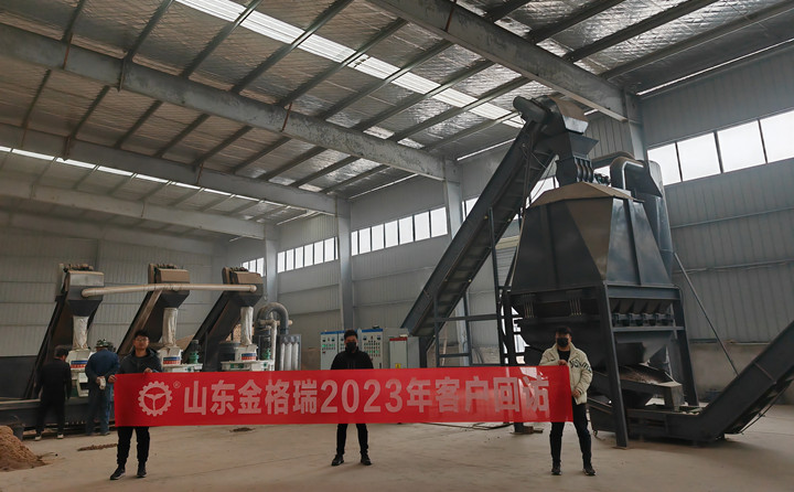 在顆粒機生產(chǎn)線制粒現(xiàn)場,回訪團隊與客戶實地查看設(shè)備運行情況,對運行中出現(xiàn)過的一些情況進行現(xiàn)場答疑和討論交流。最后,客戶對本次回訪工作給予肯定,雙方希望后續(xù)能有更多面對面交流的機會。.jpg 在顆粒機生產(chǎn)線制粒現(xiàn)場,回訪團隊與客戶實地查看設(shè)備運行情況,對運行中出現(xiàn)過的一些情況進行現(xiàn)場答疑和討論交流。最后,客戶對本次回訪工作給予肯定,雙方希望后續(xù)能有更多面對面交流的機會。.jpg