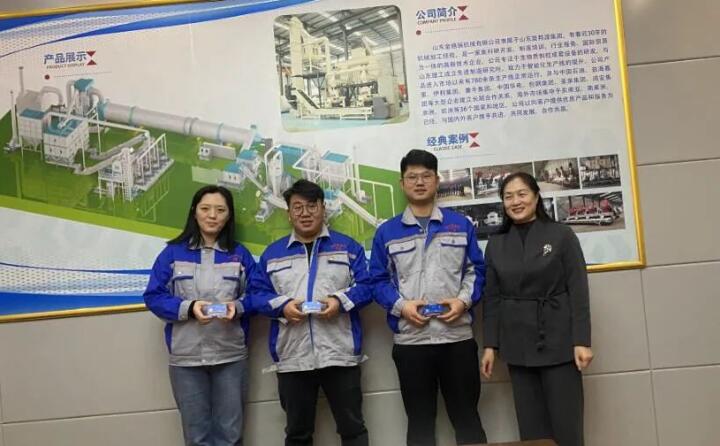 集團財務總監劉清華為2023年度階段性優秀銷售頒發獎勵.jpg 集團財務總監劉清華為2023年度階段性優秀銷售頒發獎勵.jpg